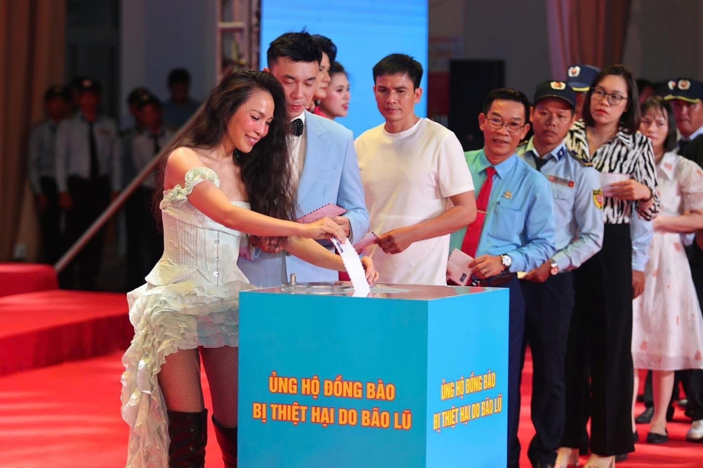 Ủng hộ đòng bào bị thiệt hại do bão lũ tại Đại nhạc hội “Yến sào Khánh Hòa – 35 năm bay cao vươn xa”.