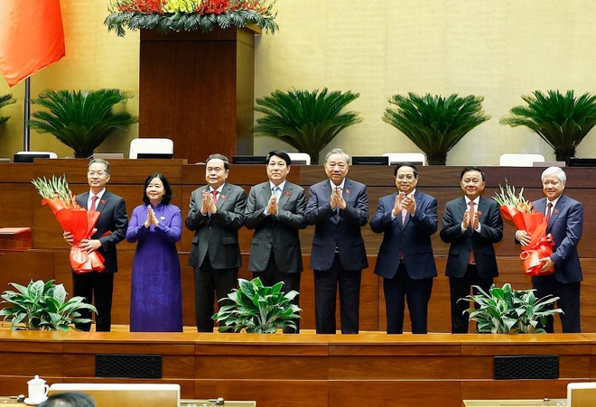 Tổng Bí thư Tô Lâm và các đồng chí lãnh đạo Đảng, Nhà nước tặng hoa Chánh án Tòa án nhân dân Tối cao Nguyễn Văn Quảng, Phó Chủ tịch Quốc hội Đỗ Văn Chiến. (Ảnh: TTXVN) Tổng Bí thư Tô Lâm và các đồng chí lãnh đạo Đảng, Nhà nước tặng hoa Chánh án Tòa án nhân dân Tối cao Nguyễn Văn Quảng, Phó Chủ tịch Quốc hội Đỗ Văn Chiến. (Ảnh: TTXVN)