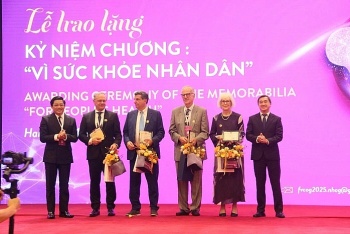 Bốn chuyên gia quốc tế nhận Kỷ niệm chương “Vì sức khỏe Nhân dân”