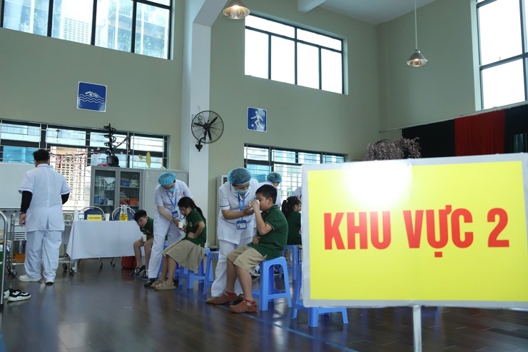 Trạm Y tế phường cùng tổ công tác chuyên môn đã có mặt tại hiện trường để hỗ trợ. Nhanh chóng triển khai đồng bộ các biện pháp: khám, phân loại bệnh nhân; cấp cứu, điều trị các trường hợp có dấu hiệu nặng; tiến hành điều tra nguyên nhân ngộ độc thực phẩm tại hiện trường, thu thập mẫu thức ăn, nước uống để xét nghiệm; đồng thời tổ chức vệ sinh, khử trùng, tẩy uế khu vực bếp ăn, phòng y tế, phòng học và các khu vực có học sinh mắc ngộ độc.