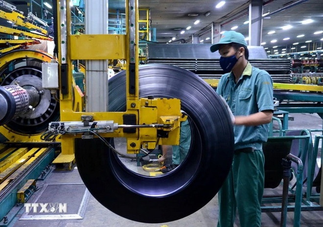   Công đoạn kiểm tra sản phẩm trước khi xuất xưởng tại Công ty Cổ phần Cao su Đà Nẵng. (Ảnh: TTXVN)