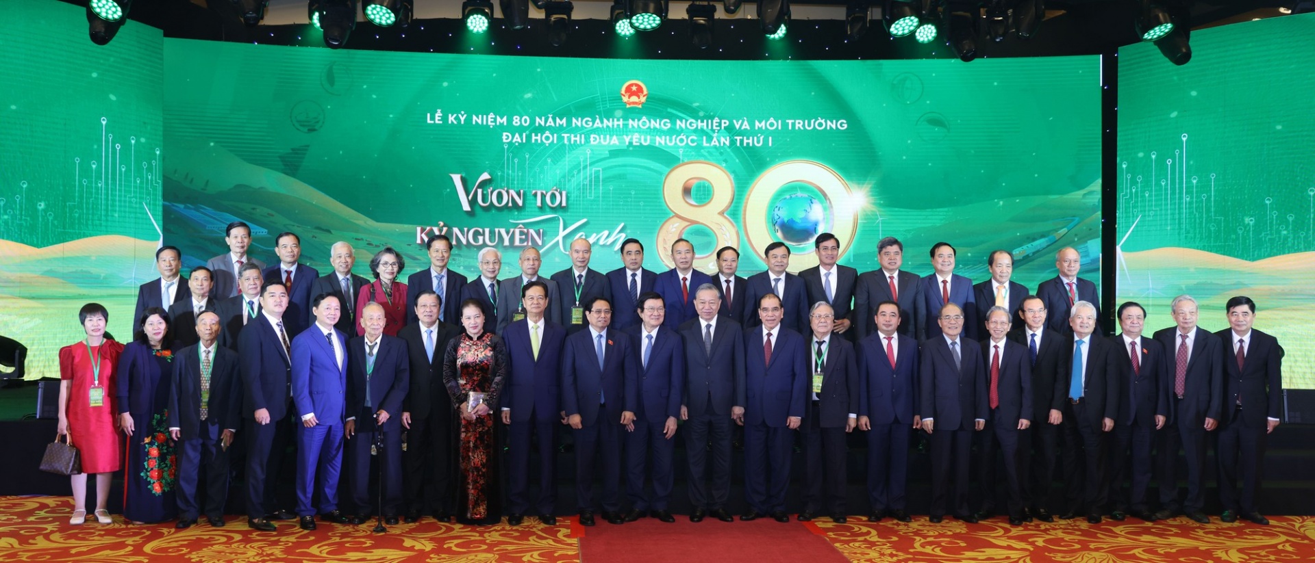 Tổng Bí thư chụp ảnh lưu niệm cùng các đại biểu - Ảnh: VGP