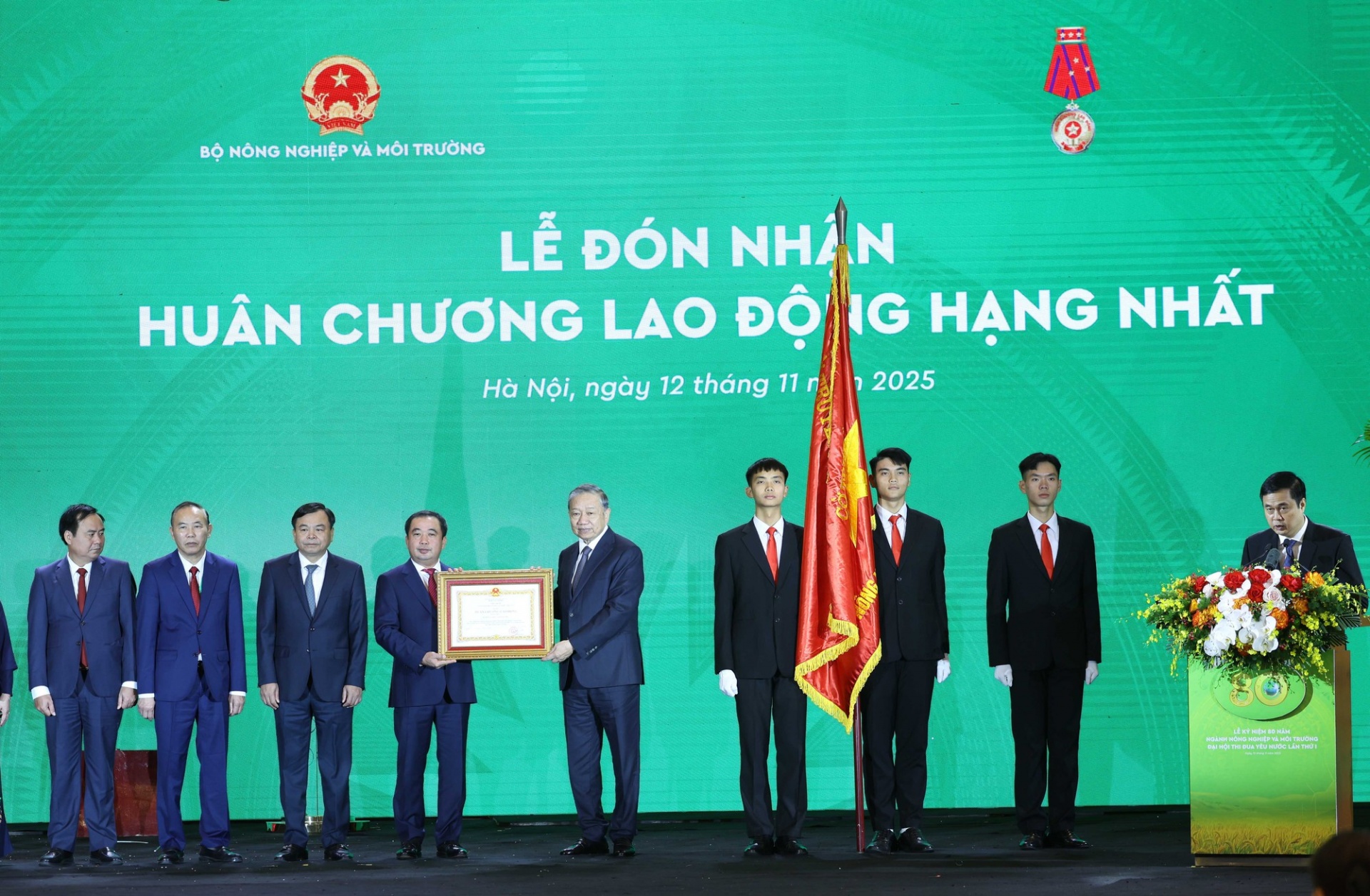  Tổng Bí thư Tô Lâm trao Huân chương Lao động hạng Nhất cho Bộ Nông nghiệp và Môi trường - Ảnh: VGP