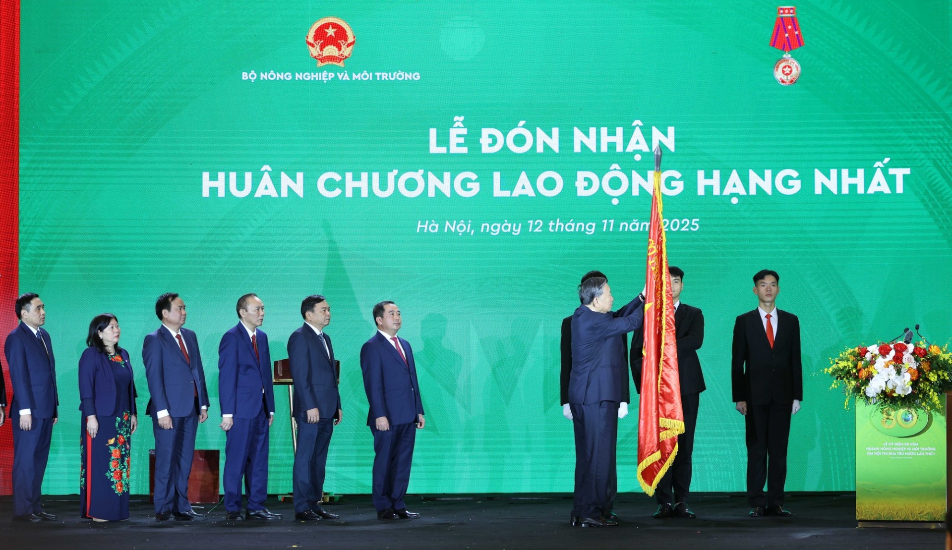   Tổng Bí thư Tô Lâm trao Huân chương Lao động hạng Nhất cho Bộ Nông nghiệp và Môi trường - Ảnh: VGP