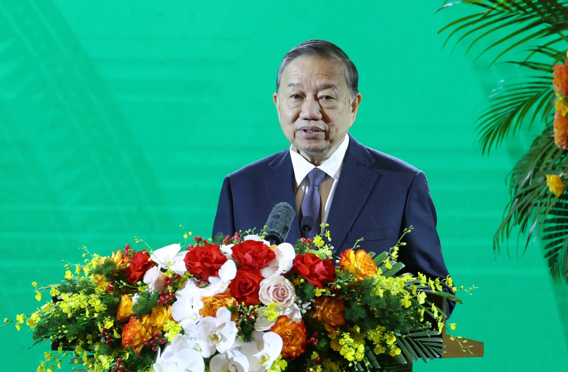   Tổng Bí thư Tô Lâm biểu dương những thành tích mà toàn thể cán bộ, công chức, viên chức và người lao động của ngành Nông nghiệp và Môi trường đã đạt được - Ảnh: VGP