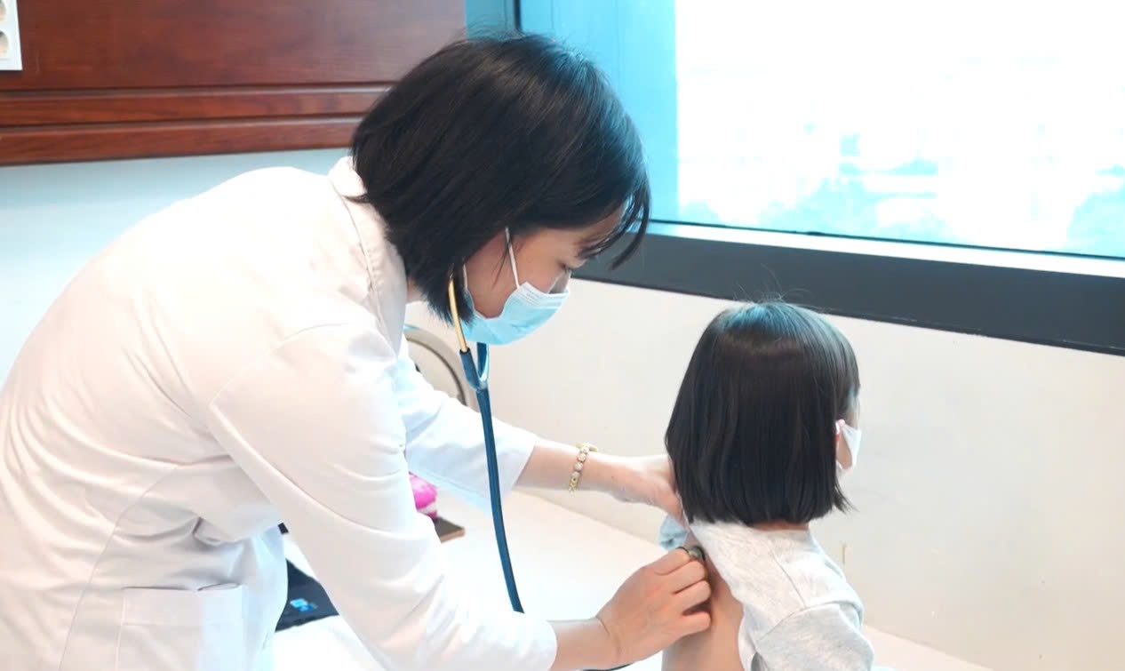 Bệnh nhi mắc cúm khám tại Bệnh viện Nhi Hà Nội - Ảnh: VGP