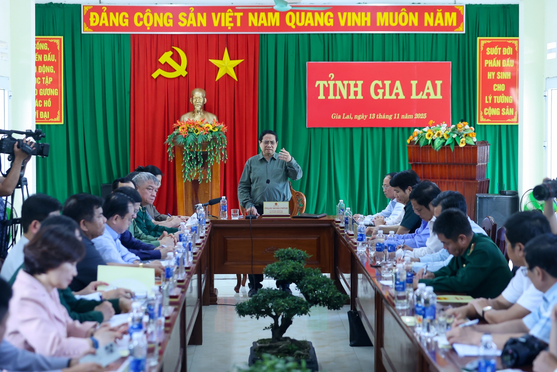 Thủ tướng nhấn mạnh: Dành 60 tỷ đồng tái định cư cho người dân mất nhà do bão tại Đề Gi (Gia Lai) - Ảnh: VGP Thủ tướng nhấn mạnh: Dành 60 tỷ đồng tái định cư cho người dân mất nhà do bão tại Đề Gi (Gia Lai) - Ảnh: VGP