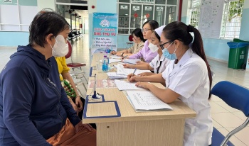 Có 250 phụ nữ được khám sàng lọc miễn phí và tư vấn về ung thư vú