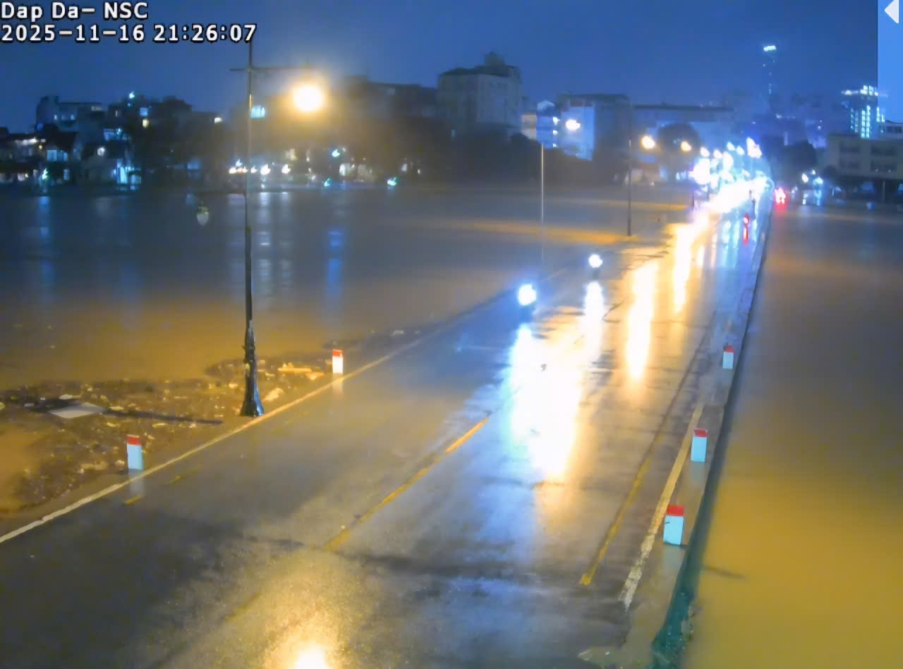   Mực nước trên sông Hương tại khu vực Đập Đá, TP. Huế lúc 21h26' ngày 16/11