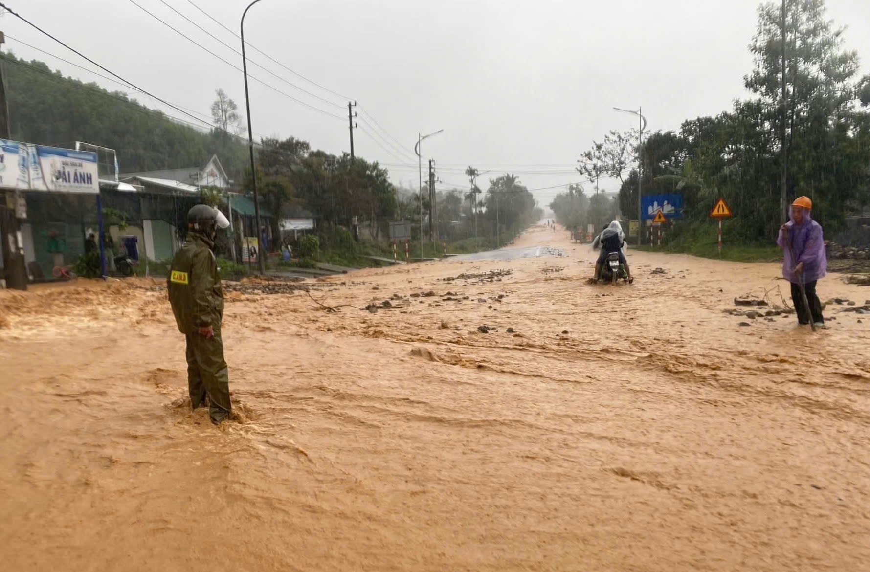   Lượng mưa lớn trong ngày 16/11 đã khiến một số đoạn trên tuyến đường Hồ Chí Minh qua xã A Lưới 2 bị ngập, đất đá tràn xuống mặt đường.
