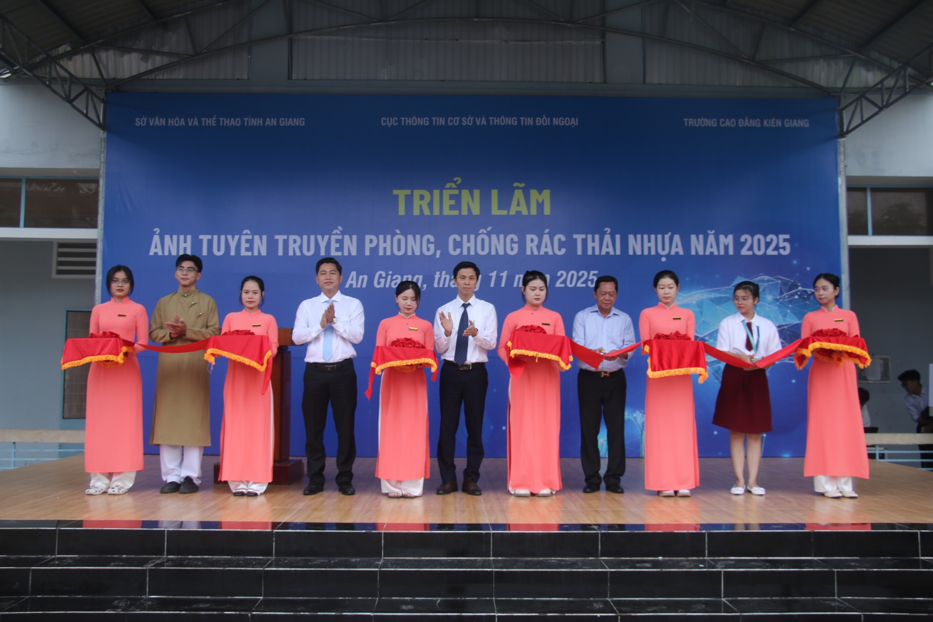 An Giang: Khai mạc triển lãm ảnh tuyên truyền về phòng, chống rác thải nhựa