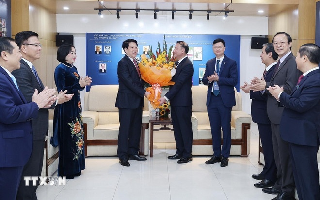 Chủ tịch nước Lương Cường chúc mừng cán bộ, giáo viên Trường Đại học Sư phạm Hà Nội nhân Ngày Nhà giáo Việt Nam (20/11). (Ảnh: TTXVN) Chủ tịch nước Lương Cường chúc mừng cán bộ, giáo viên Trường Đại học Sư phạm Hà Nội nhân Ngày Nhà giáo Việt Nam (20/11). (Ảnh: TTXVN)