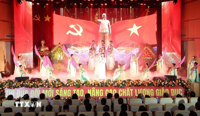Chương trình văn nghệ chào mừng Lễ kỷ niệm Ngày Nhà giáo Việt Nam (20/11) và Đại hội Thi đua yêu nước ngành Giáo dục lần thứ 8. (Ảnh: TTXVN) Chương trình văn nghệ chào mừng Lễ kỷ niệm Ngày Nhà giáo Việt Nam (20/11) và Đại hội Thi đua yêu nước ngành Giáo dục lần thứ 8. (Ảnh: TTXVN)