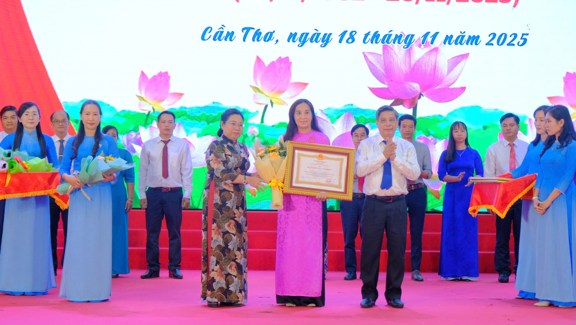 Cần Thơ họp mặt kỷ niệm 43 năm Ngày Nhà giáo việt Nam