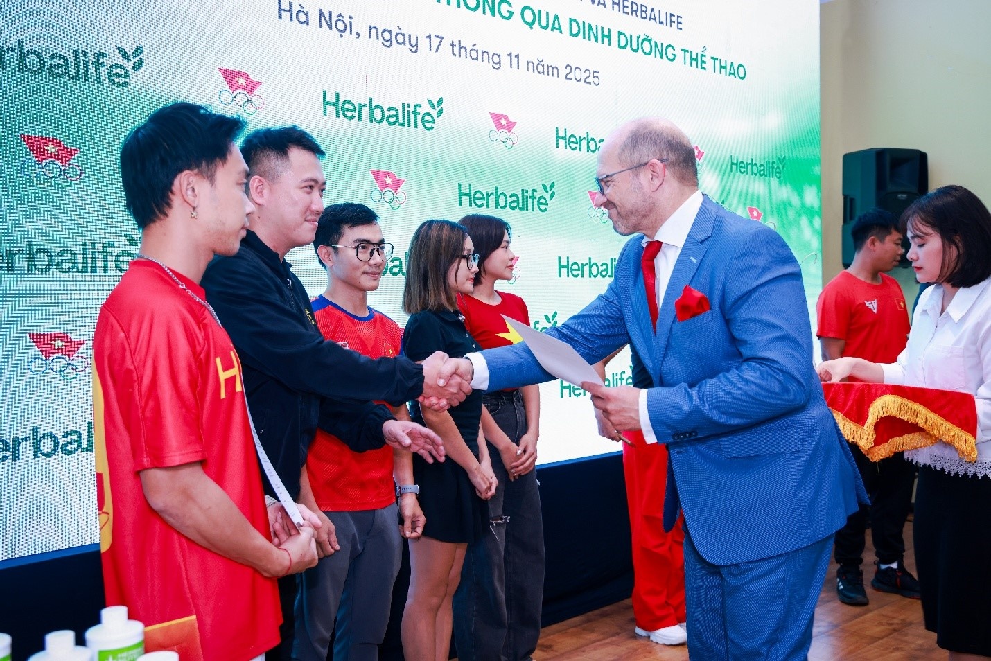 “Tối ưu Hiệu suất và Phục hồi thông qua Dinh dưỡng Thể thao”