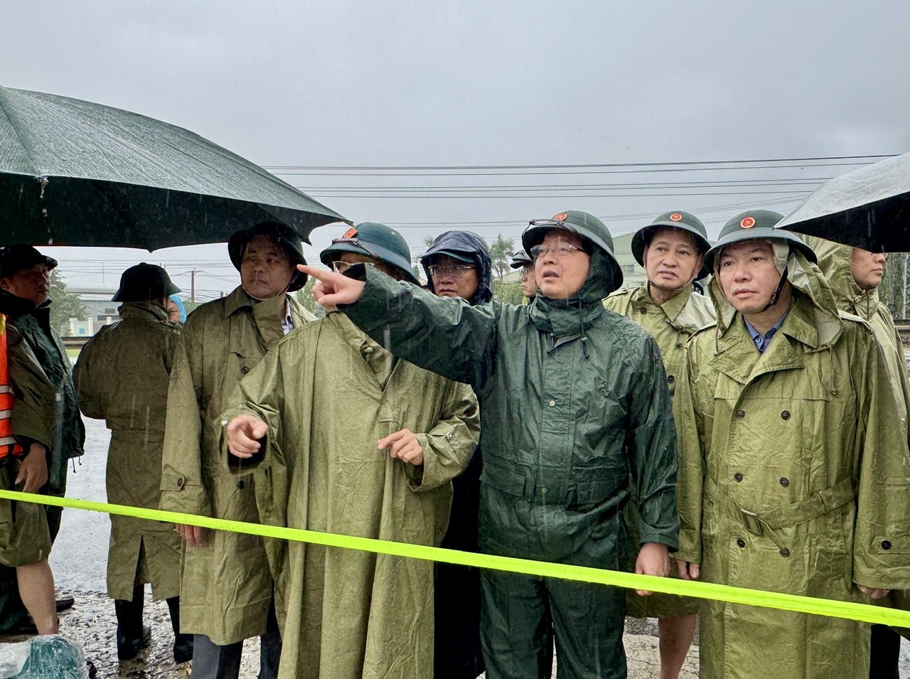   Phó Thủ tướng cũng yêu cầu ngành y tế và địa phương chuẩn bị thuốc men, vật dụng thiết yếu để kịp thời hỗ trợ người dân khi ốm đau, nhiễm lạnh trong thời gian mưa lũ kéo dài - Ảnh: VGP