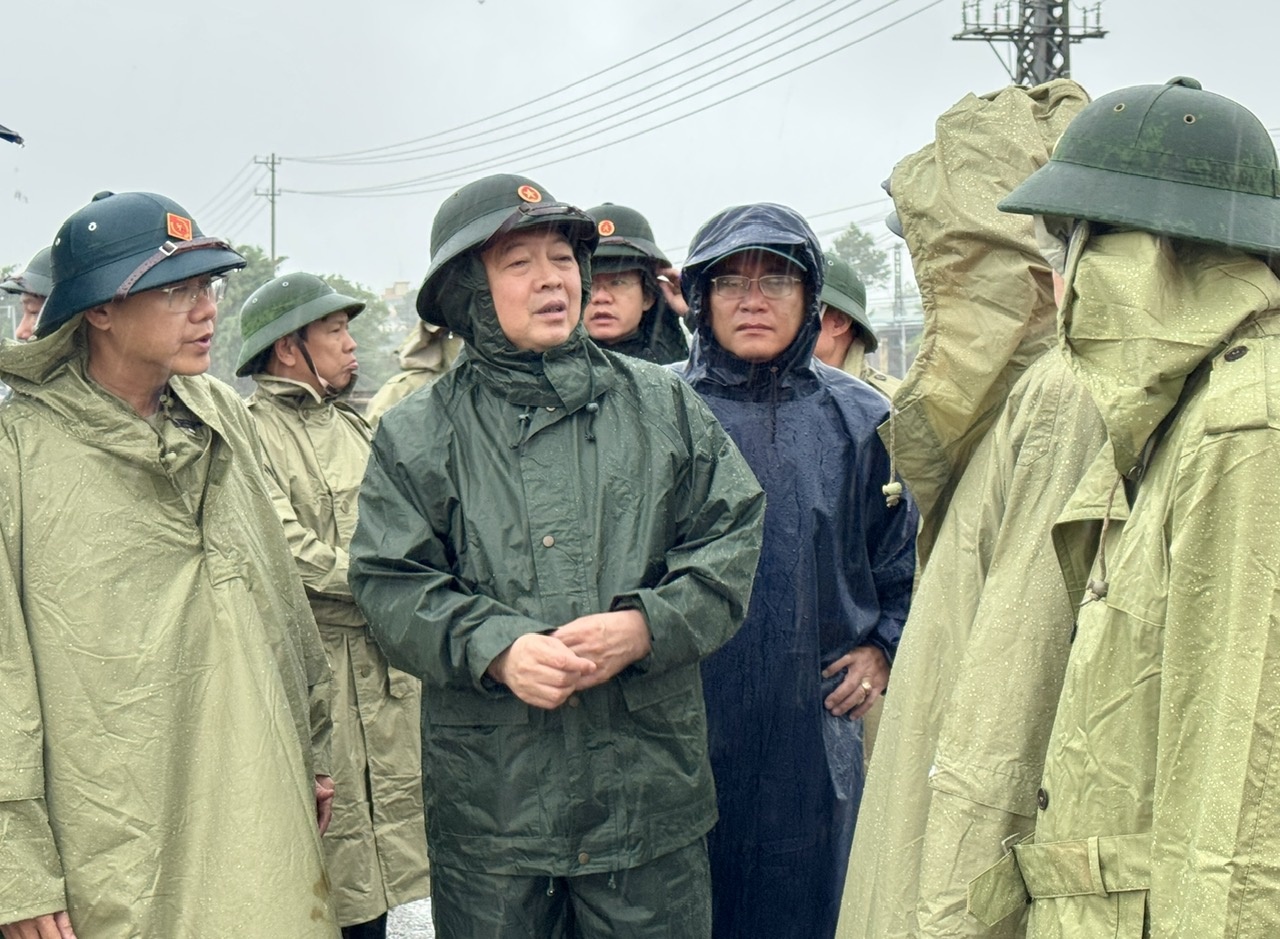   Phó Thủ tướng nghe lãnh đạo huyện và lực lượng chức năng báo cáo nhanh về diễn biến mưa lũ, công tác ứng phó, tình hình sơ tán dân và các điểm nguy cơ cần theo dõi - Ảnh: VGP