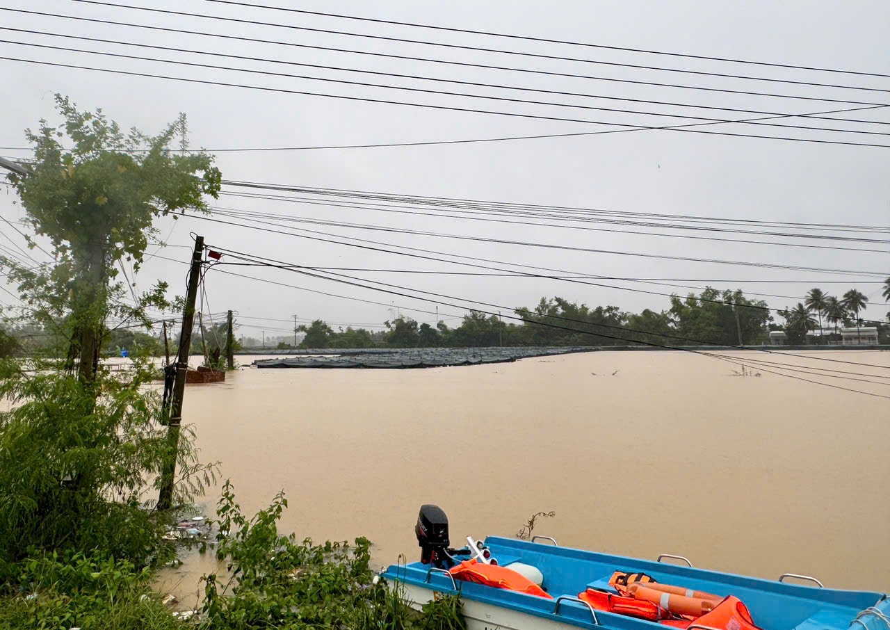   Khu vực Cầu Đá Lố, xã Vĩnh Phương, tỉnh Khánh Hòa, nơi bị ngập sâu, nước chảy xiết, nhiều vị trí sạt lở cục bộ, gây chia cắt giao thông và ảnh hưởng lớn đến đời sống người dân - Ảnh: VGP