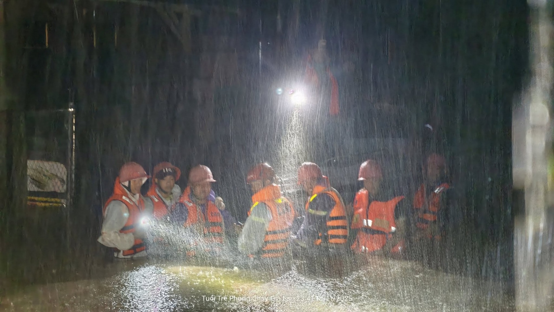 Công an Gia Lai sơ tán người dân ngay trong đêm 18/11 - Ảnh: Công an tỉnh Gia Lai Công an Gia Lai sơ tán người dân ngay trong đêm 18/11 - Ảnh: Công an tỉnh Gia Lai
