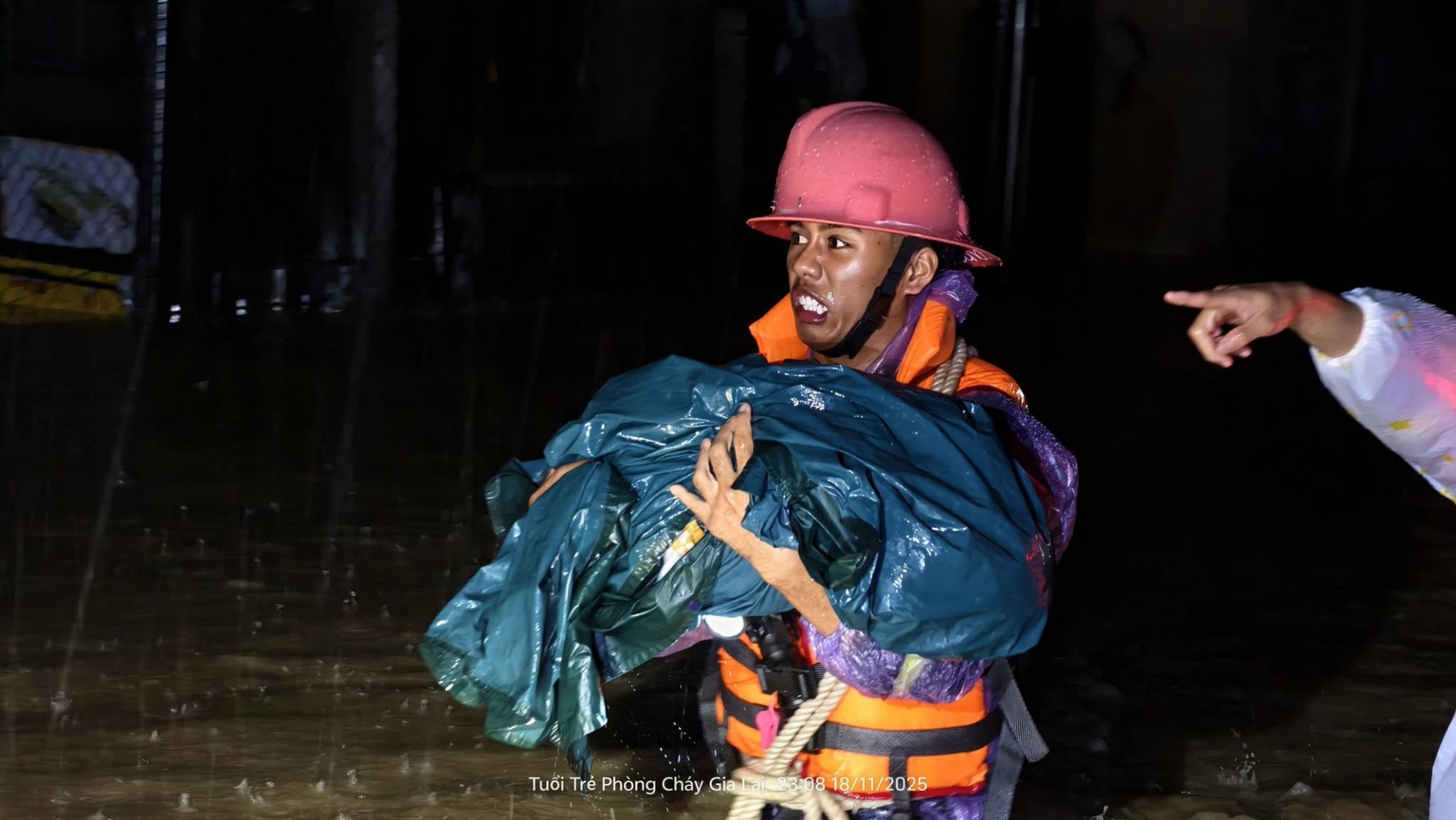 Lực lượng Cảnh sát PCCC và CNCH đưa người gia và trẻ nhỏ ra khỏi khu vực vực bị ngập sâu ở Quy Nhơn Lực lượng Cảnh sát PCCC và CNCH đưa người gia và trẻ nhỏ ra khỏi khu vực vực bị ngập sâu ở Quy Nhơn