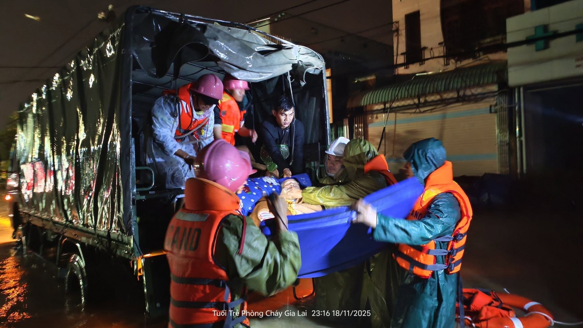 Lực lượng Cảnh sát PCCC và CNCH đưa người gia và trẻ nhỏ ra khỏi khu vực vực bị ngập sâu ở Quy Nhơn Lực lượng Cảnh sát PCCC và CNCH đưa người gia và trẻ nhỏ ra khỏi khu vực vực bị ngập sâu ở Quy Nhơn