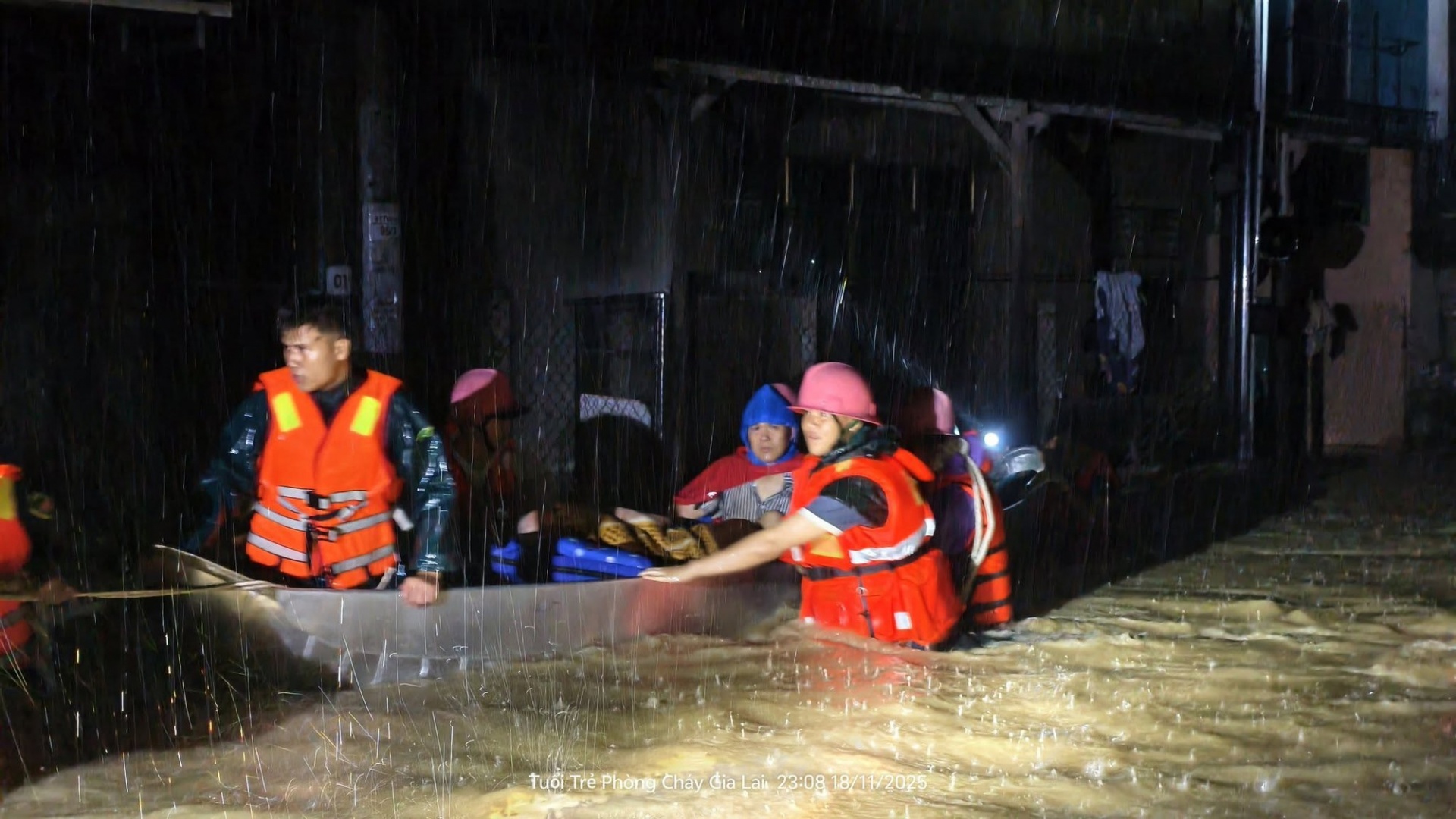 Công an tỉnh Gia Lai hỗ trợ ngwoif dân trong dòng nước lũ Công an tỉnh Gia Lai hỗ trợ ngwoif dân trong dòng nước lũ