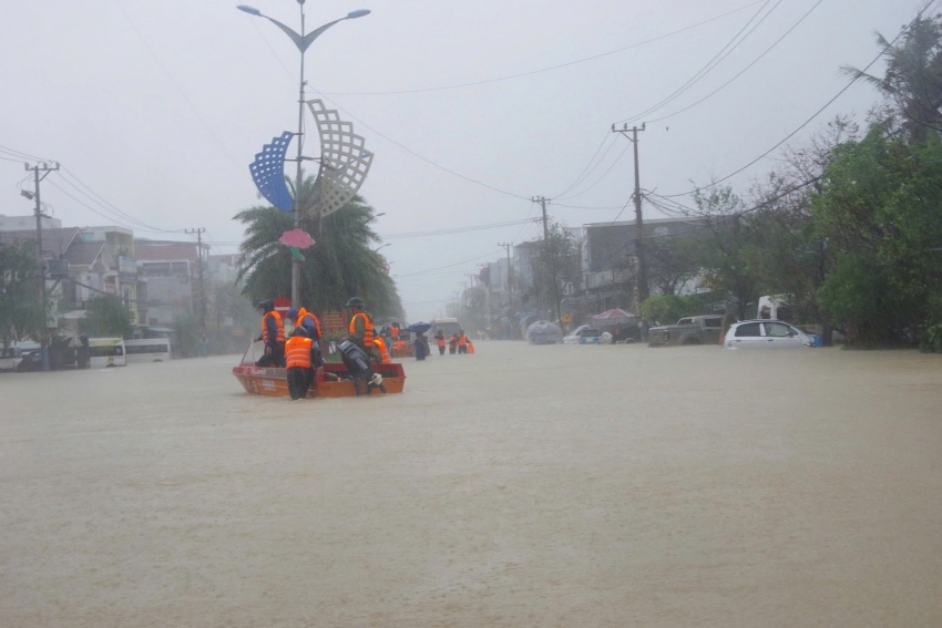 Gia Lai triển khai các biện pháp khẩn cấp ứng phó với mưa lũ đặc biệt lớn Gia Lai triển khai các biện pháp khẩn cấp ứng phó với mưa lũ đặc biệt lớn