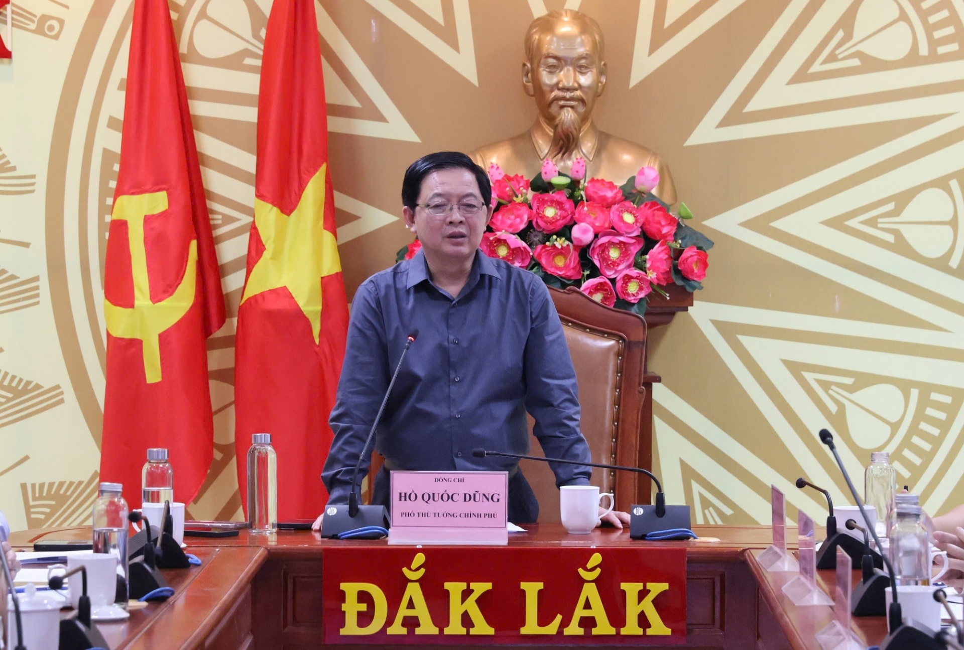 Chủ trì họp khẩn với lãnh đạo tỉnh Đắk Lắk về công tác ứng phó mưa lũ, Phó Thủ tướng Hồ Quốc Dũng yêu cầu tỉnh cần khẩn trương huy động tổng lực, ưu tiên cứu dân và đảm bảo an toàn tuyệt đối cho người dân vùng ngập do mưa lũ - Ảnh: VGP