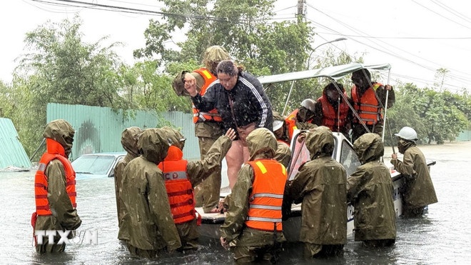 Công an dùng ca nô ứng cứu người dân phường Tuy Hòa bị ngập lũ. (Ảnh: TTXVN) Công an dùng ca nô ứng cứu người dân phường Tuy Hòa bị ngập lũ. (Ảnh: TTXVN)