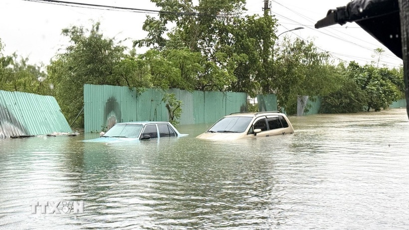 Nhiều phương tiện bị nhấn chìm. (Ảnh: TTXVN) Nhiều phương tiện bị nhấn chìm. (Ảnh: TTXVN)