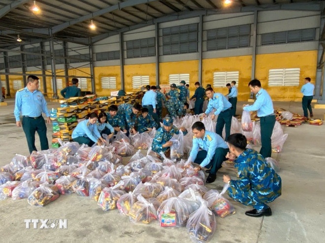   Sư đoàn Không quân 372 chuẩn bị hàng từ sân bay Đà Nẵng và sân bay Phù Cát để thực hiện nhiệm vụ bay cứu trợ. (Ảnh: TTXVN phát)