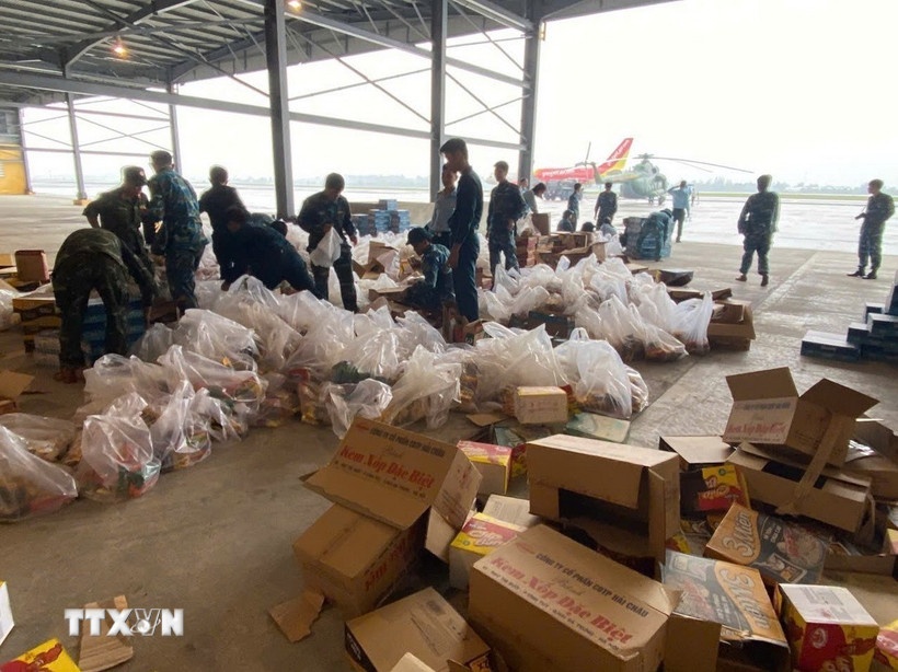 Sư đoàn Không quân 372 chuẩn bị hàng từ sân bay Đà Nẵng và sân bay Phù Cát để thực hiện nhiệm vụ bay cứu trợ. (Ảnh: TTXVN phát)