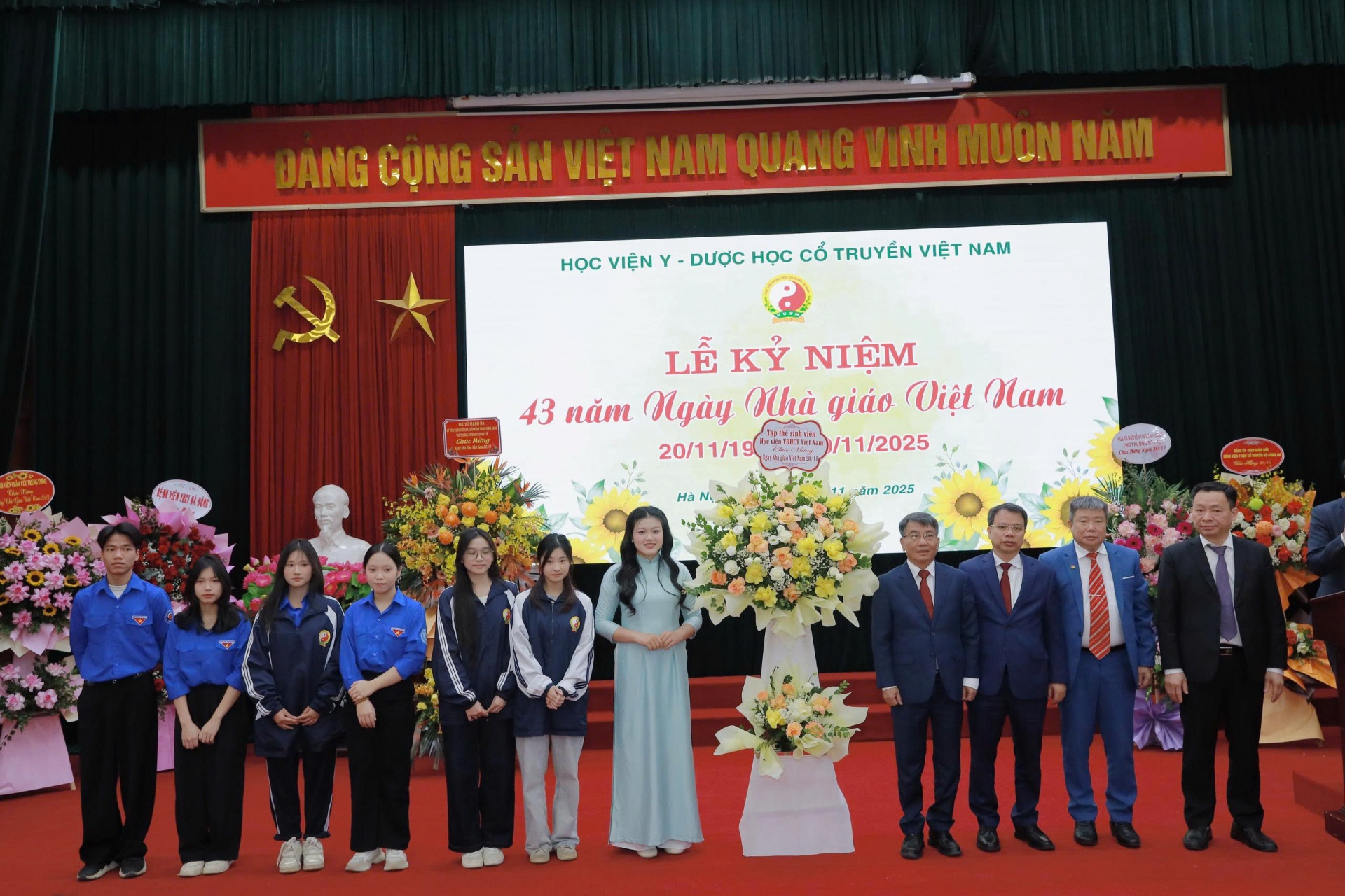 Ban Lãnh đạo Học viện chụp ảnh lưu niệm với các sinh viên tiêu biểu tại buổi lễ