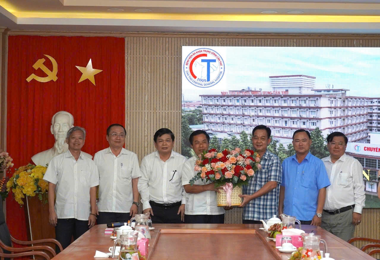 Hồi sinh kỳ diệu sau ca ghép tạng, lãnh đạo Cần Thơ động viên người bệnh Hồi sinh kỳ diệu sau ca ghép tạng, lãnh đạo Cần Thơ động viên người bệnh