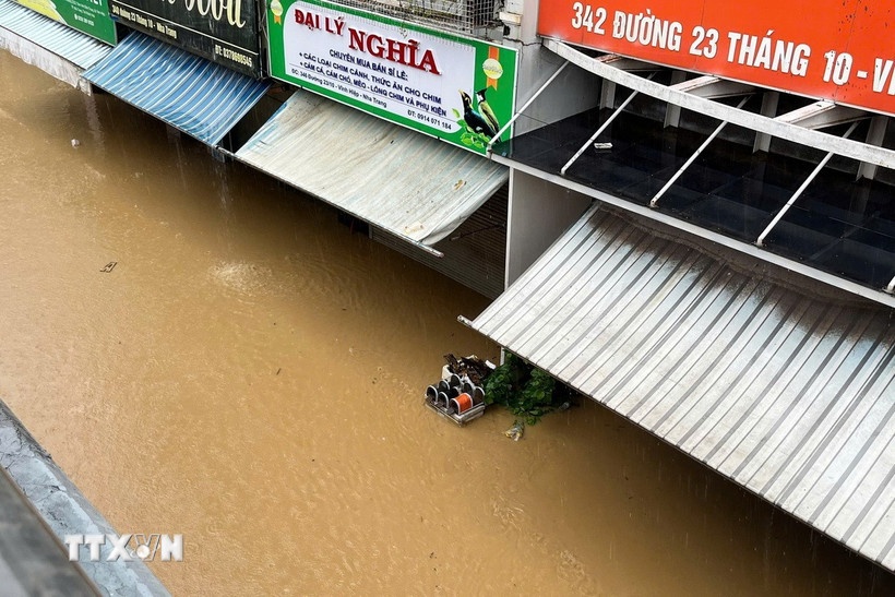 Nước lũ gây ngập sâu nhà dân ở Khánh Hòa từ 2 đến 3 mét. (Ảnh: TTXVN)