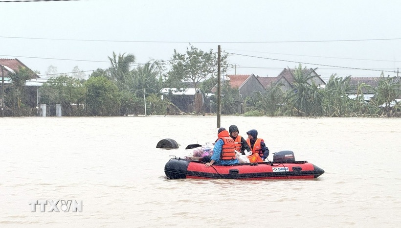 Nhiều phương tiện được lực lượng chức năng tỉnh Đắk Lắk huy động để cứu dân vùng ngập. (Ảnh: TTXVN)