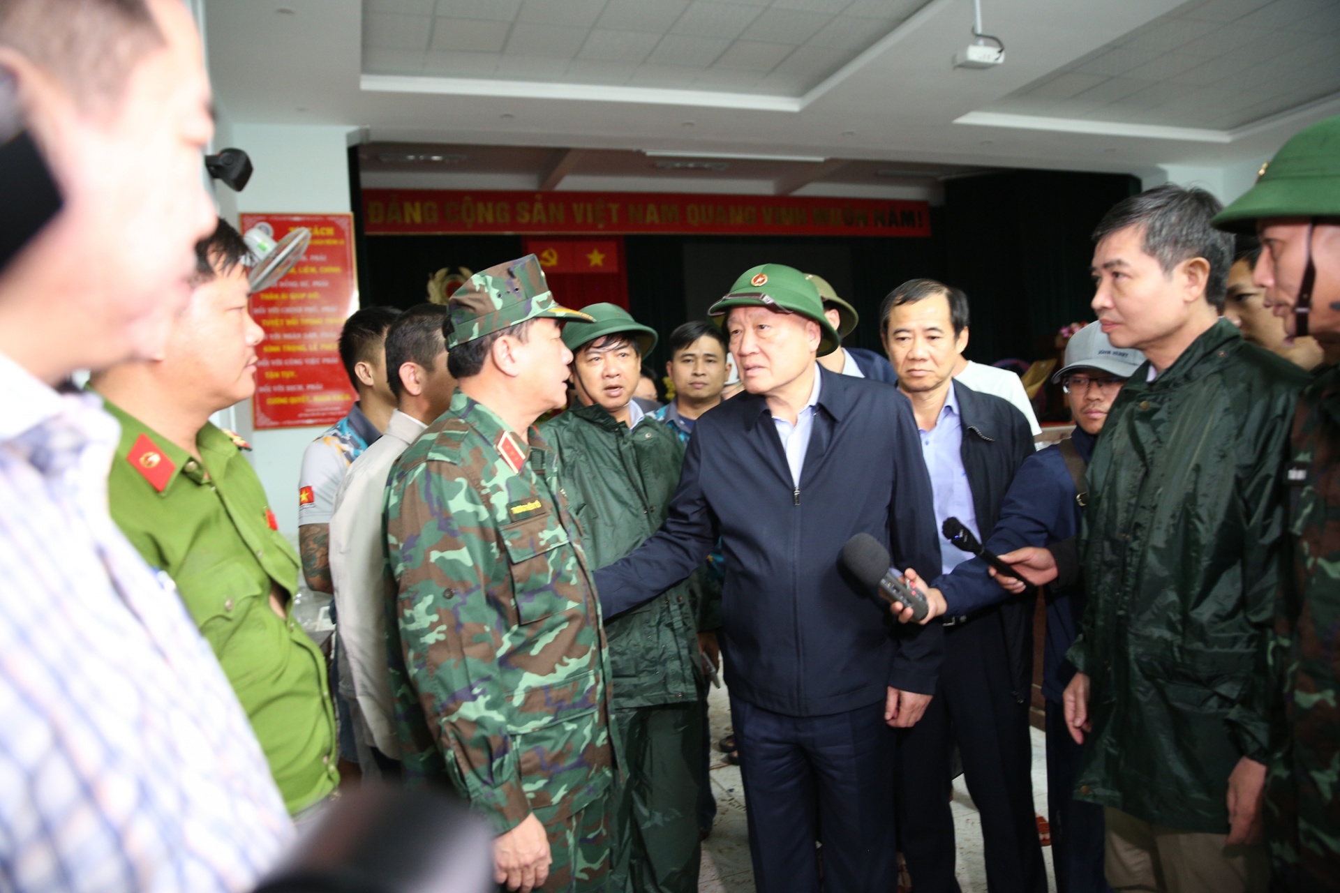   Phó Thủ tướng Thường trực Chính phủ Nguyễn Hòa Bình thăm hỏi, động viên các lực lượng chức năng đang ứng trực, triển khai nhiệm vụ chống lũ - Ảnh: VGP