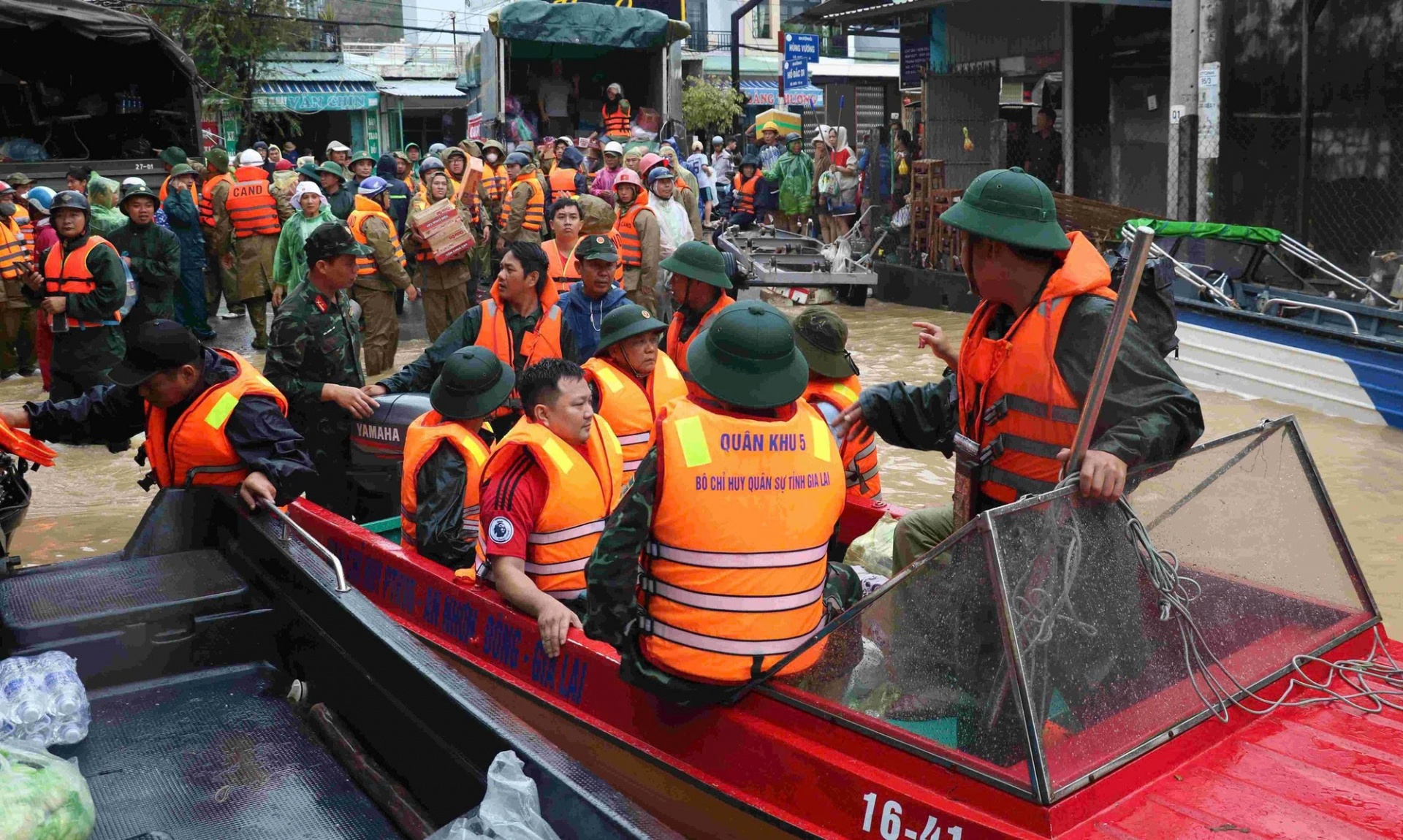 LLVT Quân khu 5 triển khai cứu nạn và cứu trợ nhân dân vùng lũ. LLVT Quân khu 5 triển khai cứu nạn và cứu trợ nhân dân vùng lũ.