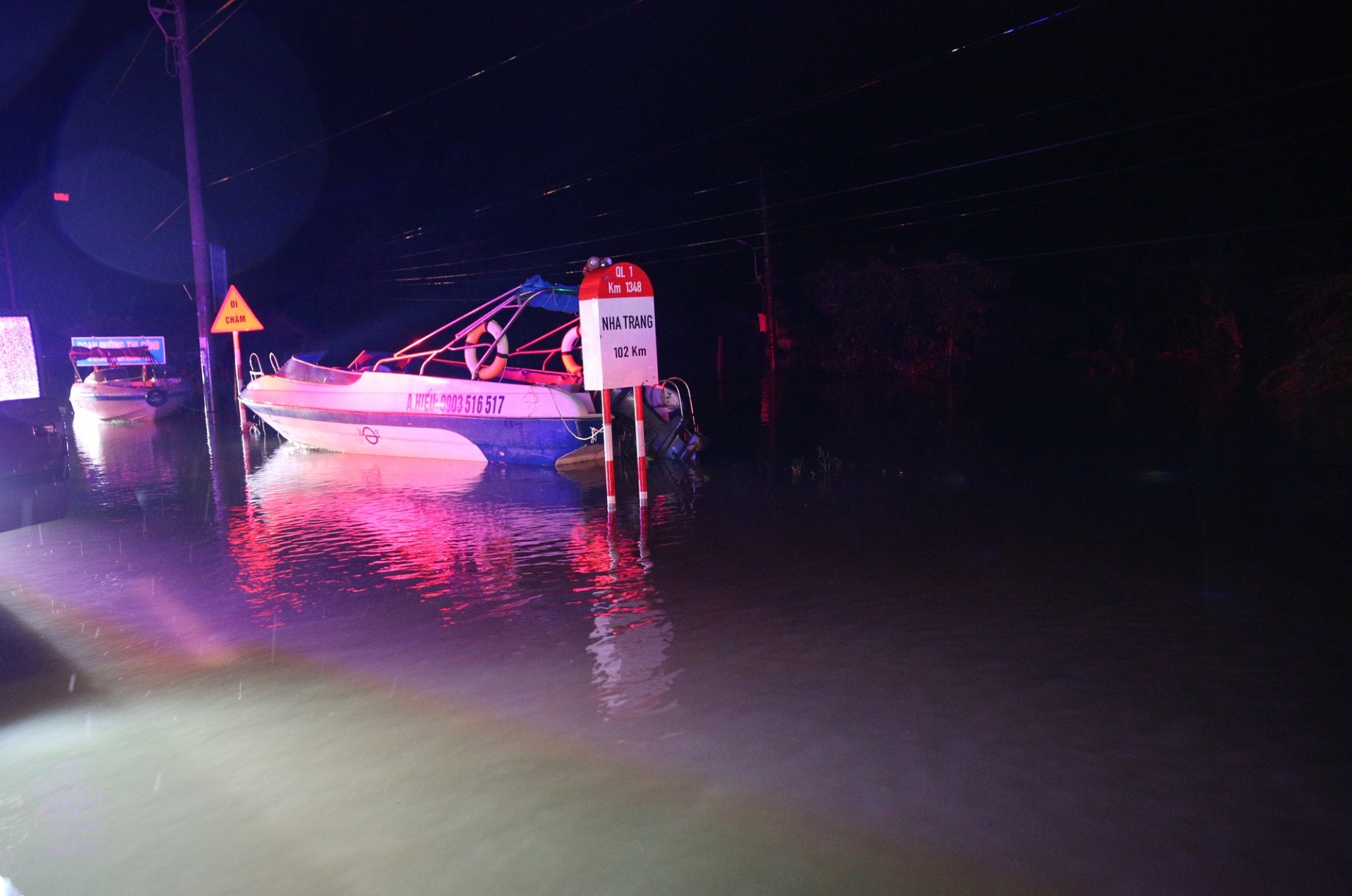   Dù trời mưa không to, song vẫn còn rất nhiều điểm, khu dân cư dọc theo tuyến quốc lộ 1A và nhiều đoạn đường liên tỉnh trên địa bàn tỉnh Đắk Lắk bị ngập sâu trong nước - Ảnh: VGP