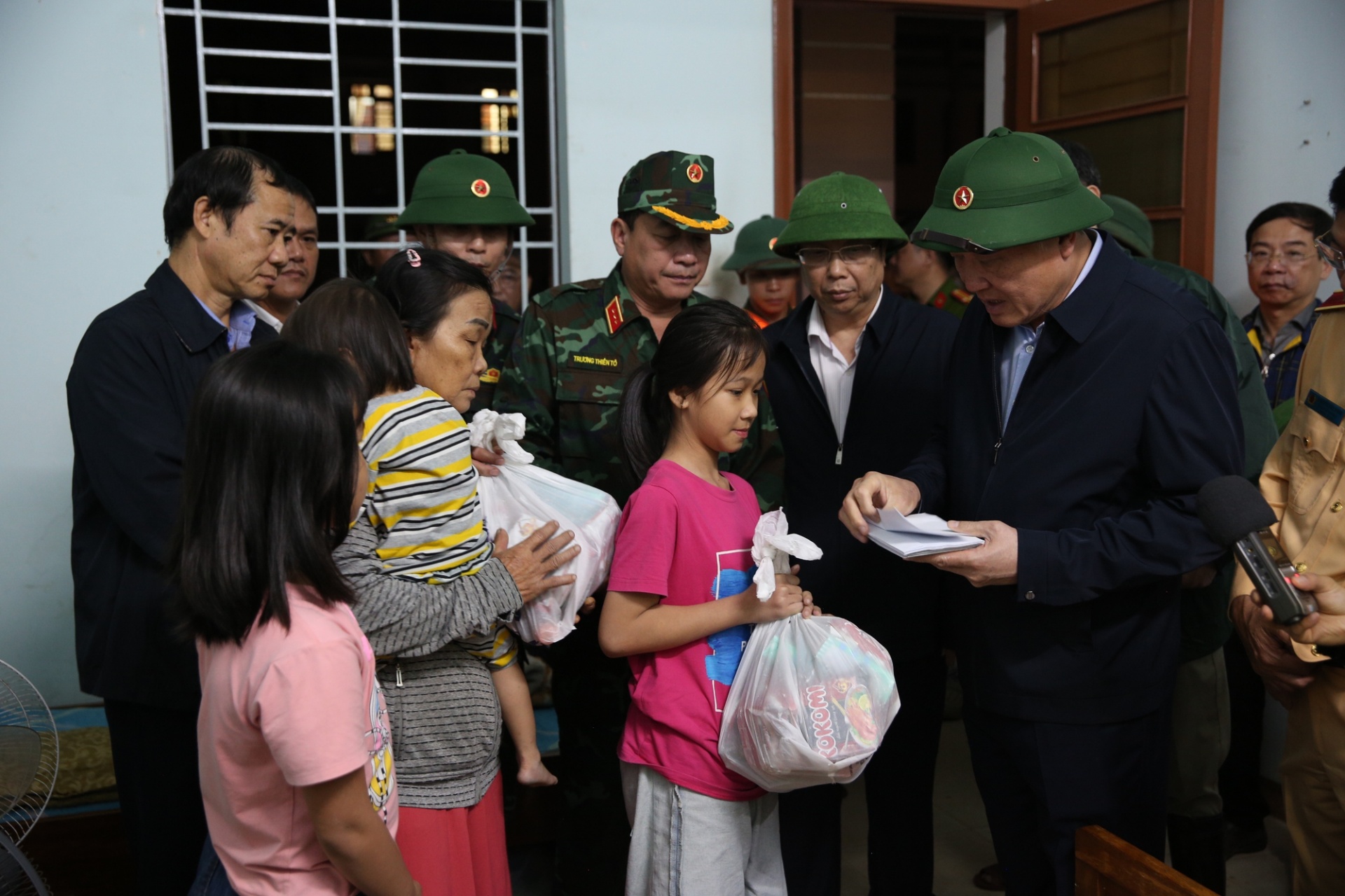   Phó Thủ tướng Thường trực Chính phủ Nguyễn Hòa Bình thăm hỏi, động viên, tặng quà người dân bị ảnh hưởng- Ảnh: VGP