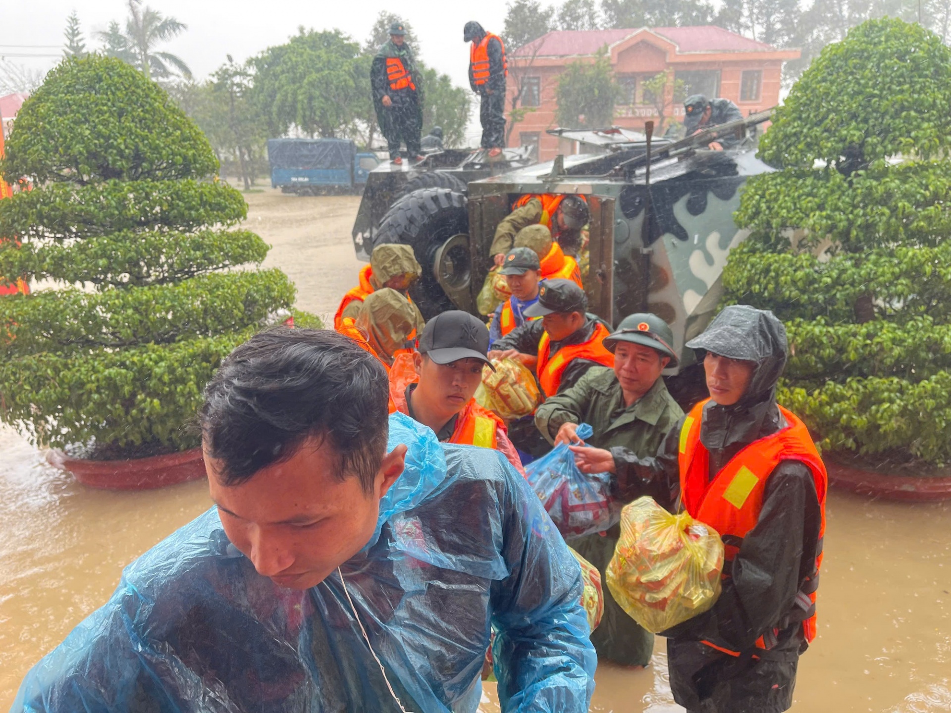 Ngày 21/11, LLVT Quân khu 5 sử dụng xe thiết giáp vận chuyển thực phẩm cứu trợ khẩn cấp cho bà con vùng lũ tỉnh Đắk Lắk. Ngày 21/11, LLVT Quân khu 5 sử dụng xe thiết giáp vận chuyển thực phẩm cứu trợ khẩn cấp cho bà con vùng lũ tỉnh Đắk Lắk.