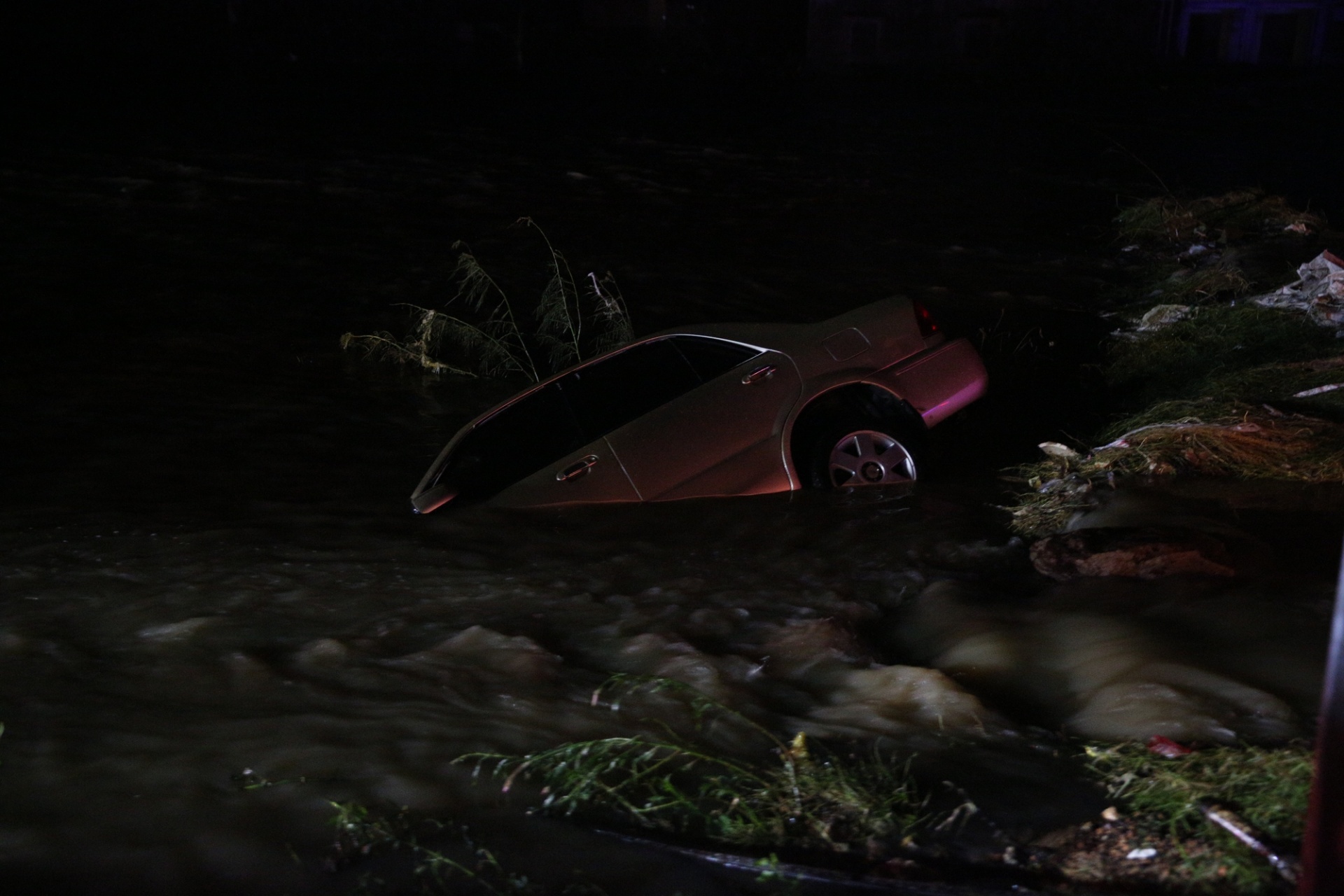  Tài sản của người dân bị cuốn trôi - Ảnh: VGP