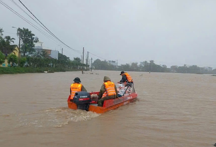 Mưa lớn, lũ đặc biệt lớn, kết hợp với thủy triều cao đã gây ngập lụt hết sức nghiêm trọng trên địa bàn phía đông tỉnh Đắk Lắk. Mưa lớn, lũ đặc biệt lớn, kết hợp với thủy triều cao đã gây ngập lụt hết sức nghiêm trọng trên địa bàn phía đông tỉnh Đắk Lắk.