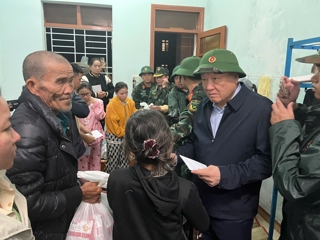   Phó Thủ tướng Thường trực Chính phủ Nguyễn Hòa Bình thăm hỏi, động viên, tặng quà người dân bị ảnh hưởng- Ảnh: VGP