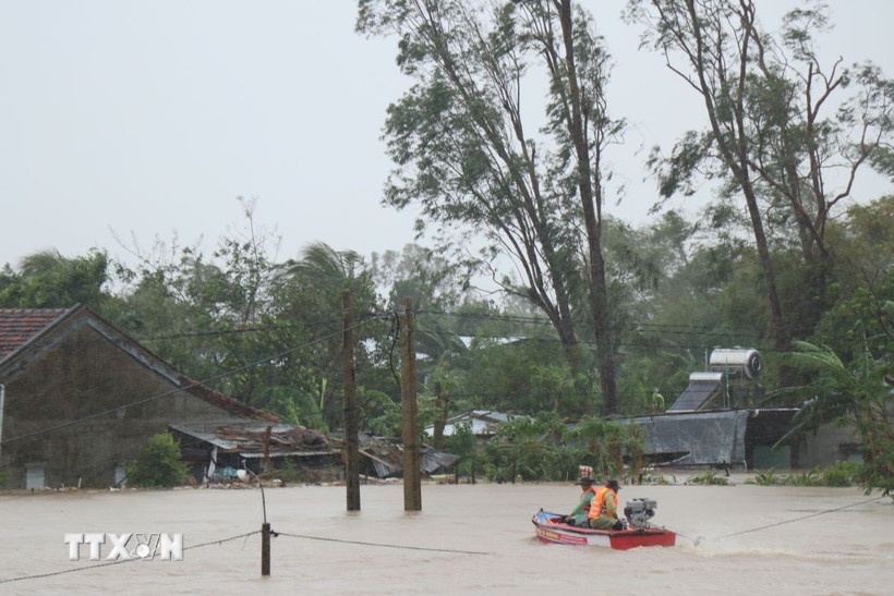 Lực lượng chức năng nỗ lực tiếp cận những khu vực ngập sâu. (Ảnh: TTXVN) Lực lượng chức năng nỗ lực tiếp cận những khu vực ngập sâu. (Ảnh: TTXVN)