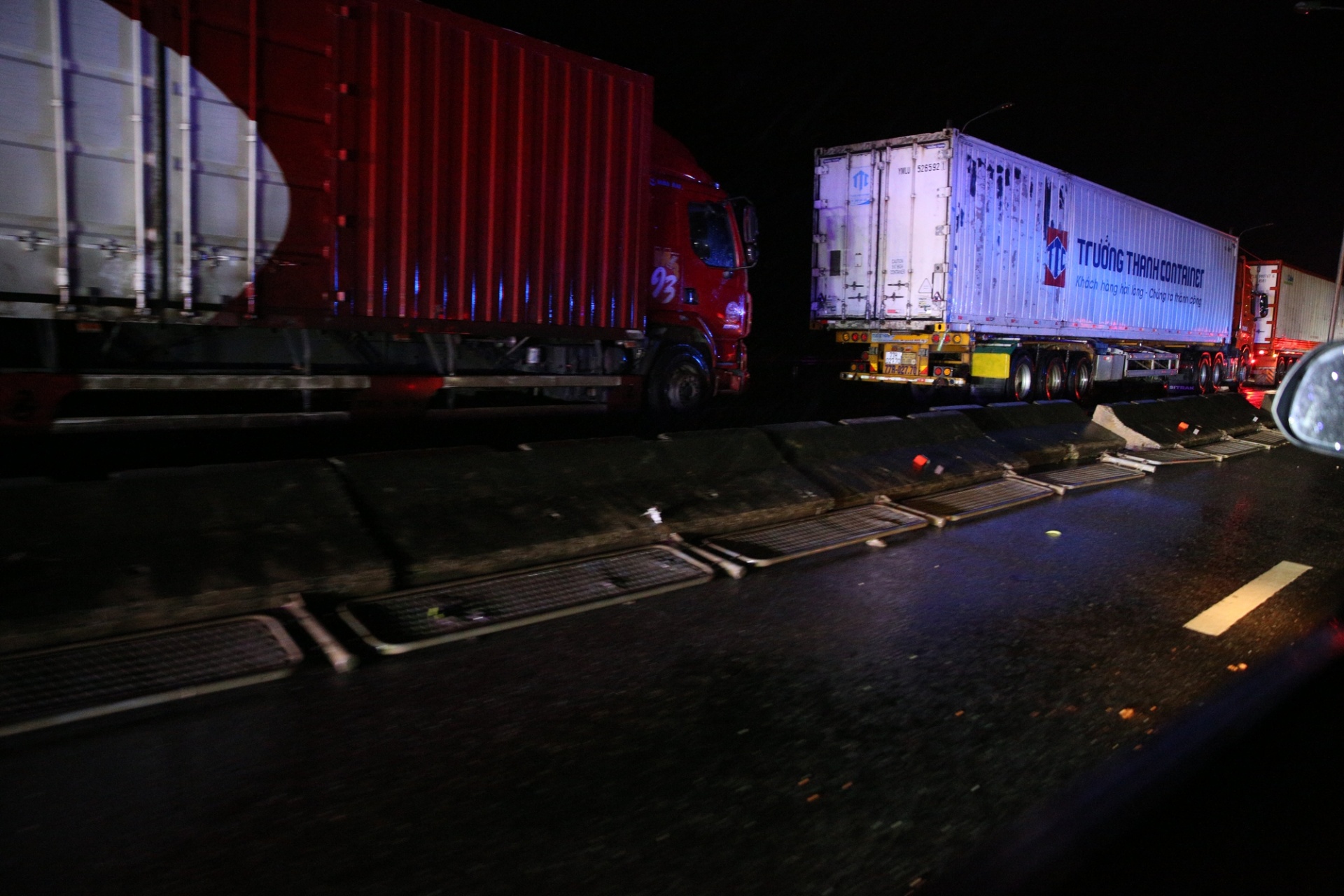   Giao thông nhiều nơi tê liệt - Ảnh: VGP