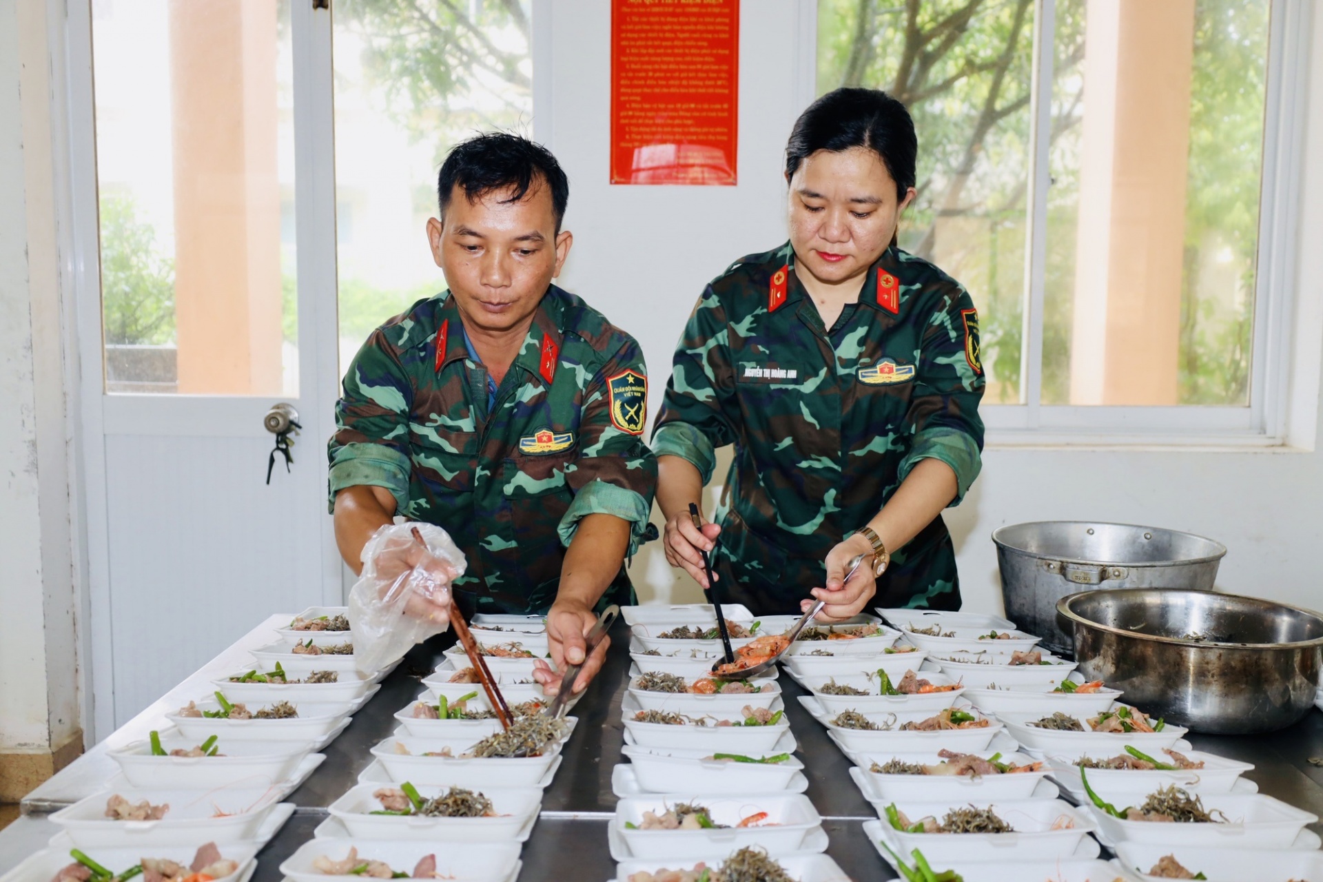 Bộ đội chuẩn bị các phần cơm để đưa đến vùng ngập sâu, chia cắt hỗ trợ người dân. Bộ đội chuẩn bị các phần cơm để đưa đến vùng ngập sâu, chia cắt hỗ trợ người dân.