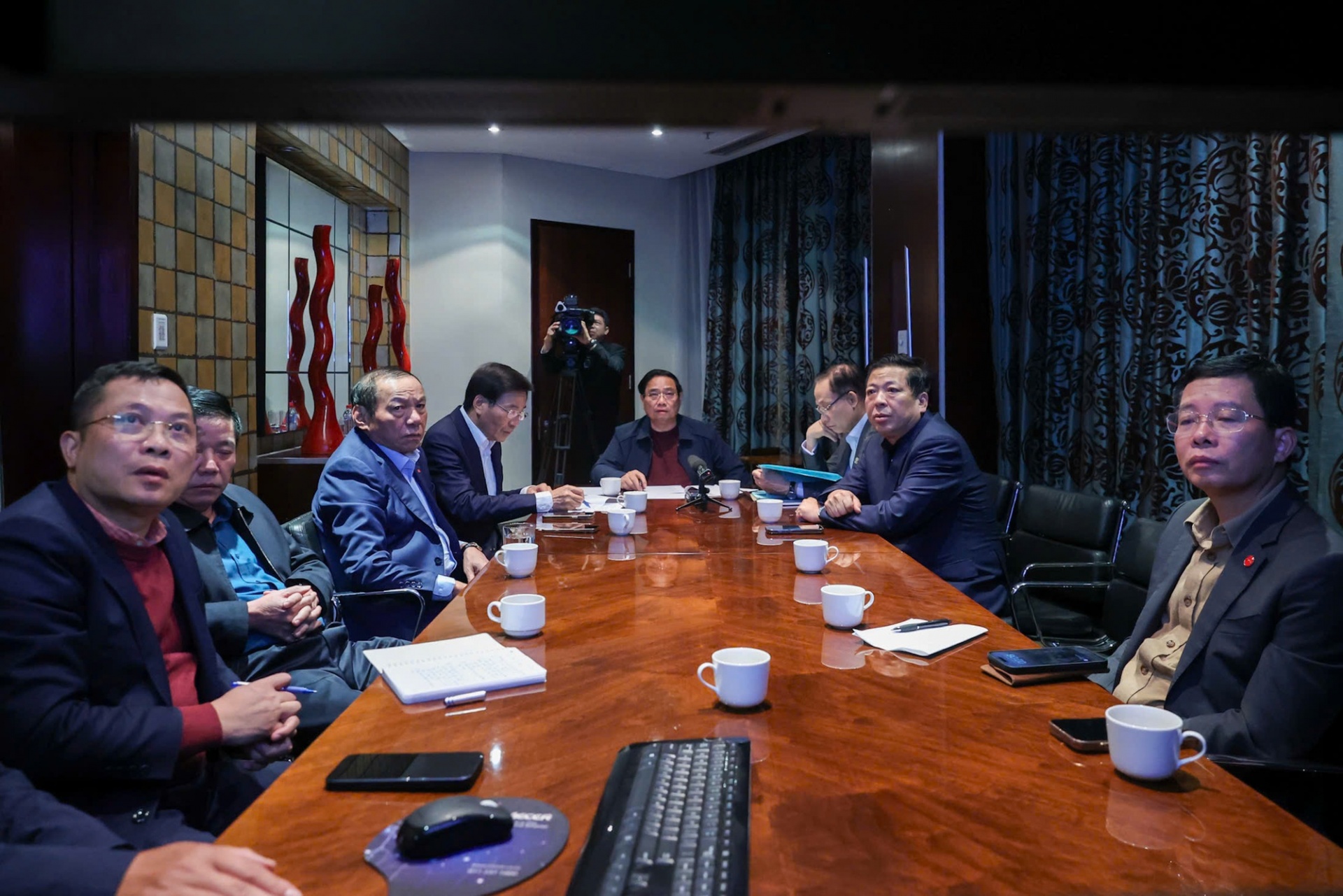   Đây là lần thứ hai, trong chuyến công tác thăm chính thức Kuwait và Algeria, tham dự Hội nghị Thượng đỉnh G20, Thủ tướng chủ trì cuộc họp trực tuyến với trong nước về tình hình mưa lũ, ứng phó, khắc phục hậu quả thiên tai, sau cuộc họp ngày 20/11 từ Algeria - Ảnh: VGP