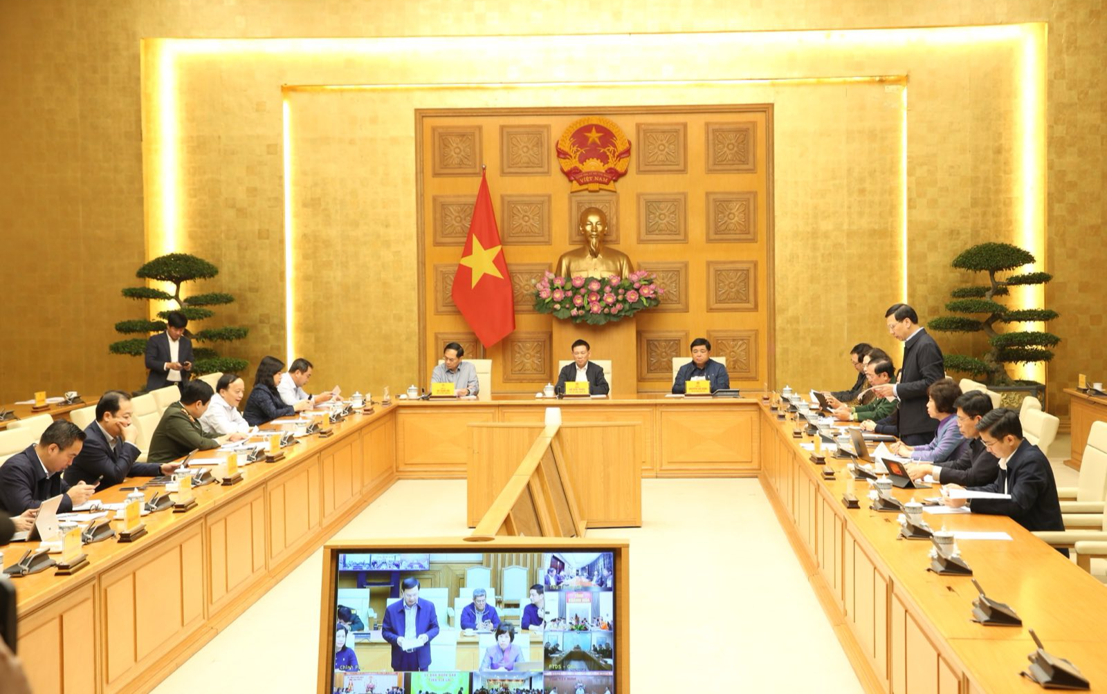   Các Phó Thủ tướng Chính phủ, lãnh đạo các bộ, ngành, địa phương, cơ quan, Ban Chỉ đạo Phòng thủ dân sự Quốc gia tham dự cuộc họp tại điểm cầu trụ sở Chính phủ - Ảnh: VGP