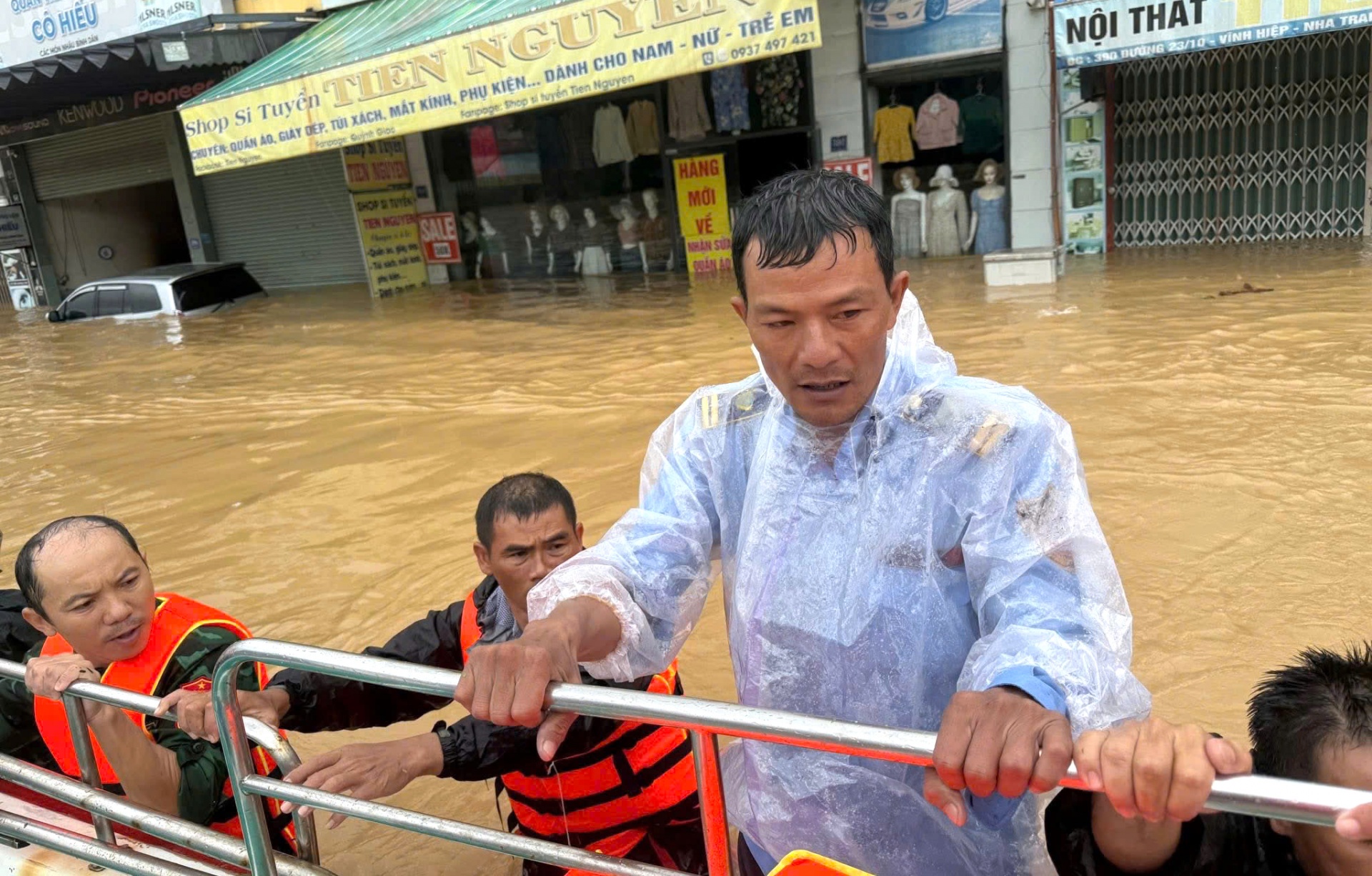 Yến sào Khánh Hoà cùng tham gia cứu trợ người dân bị ngập sâu trong vùng lũ